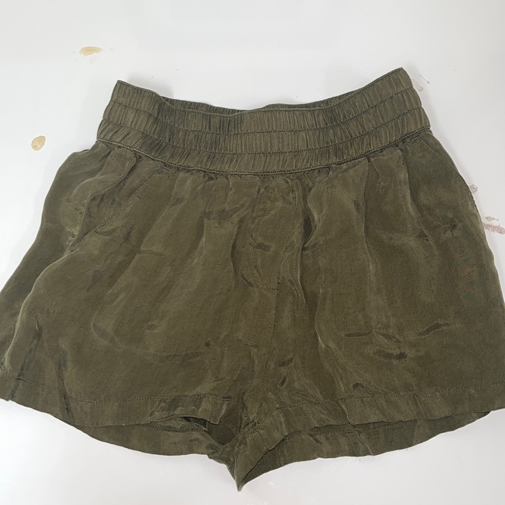 Cute American Vintage army green shorts